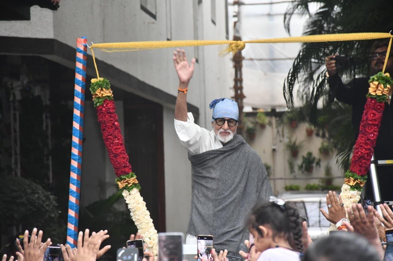 Amitabh Bachchan continues to keep his promise for fans by showing up every sunday to greet them outside his home. The megastar wore a white kurta this time with a shawl