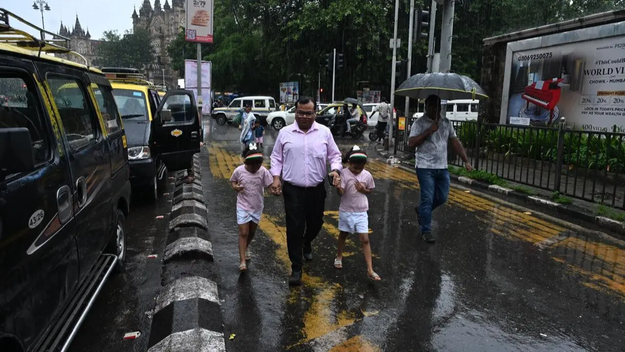 IN PHOTOS: Mumbai rains follow Independence Day celebrations in Fort The rains came right on cue to bless the celebration. Happy Independence Day from Fort.PHOTO/ATUL KAMBLE.