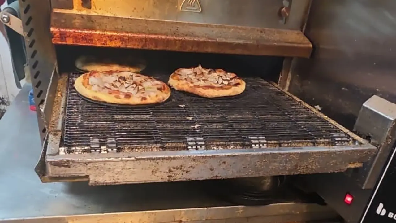 Domino’s Pizza face action as FDA conducts massive inspections in Maharashtra At the Vile Parle Domino's outlet, inspectors reportedly found shortcomings involving the display of the FSSAI licence, potable water testing, food storage, pest control and hygiene facilities. Pic/FDA