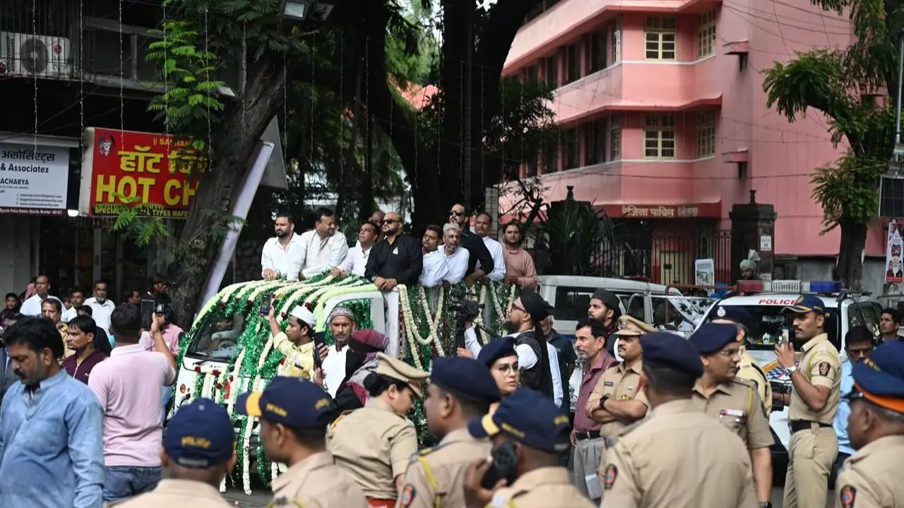 The procession historically begins at Khilafat House in Byculla and passes through parts of central and South Mumbai before concluding in the Mohammed Ali Road and Crawford Market area The procession historically begins at Khilafat House in Byculla and passes through parts of central and South Mumbai before concluding in the Mohammed Ali Road and Crawford Market area