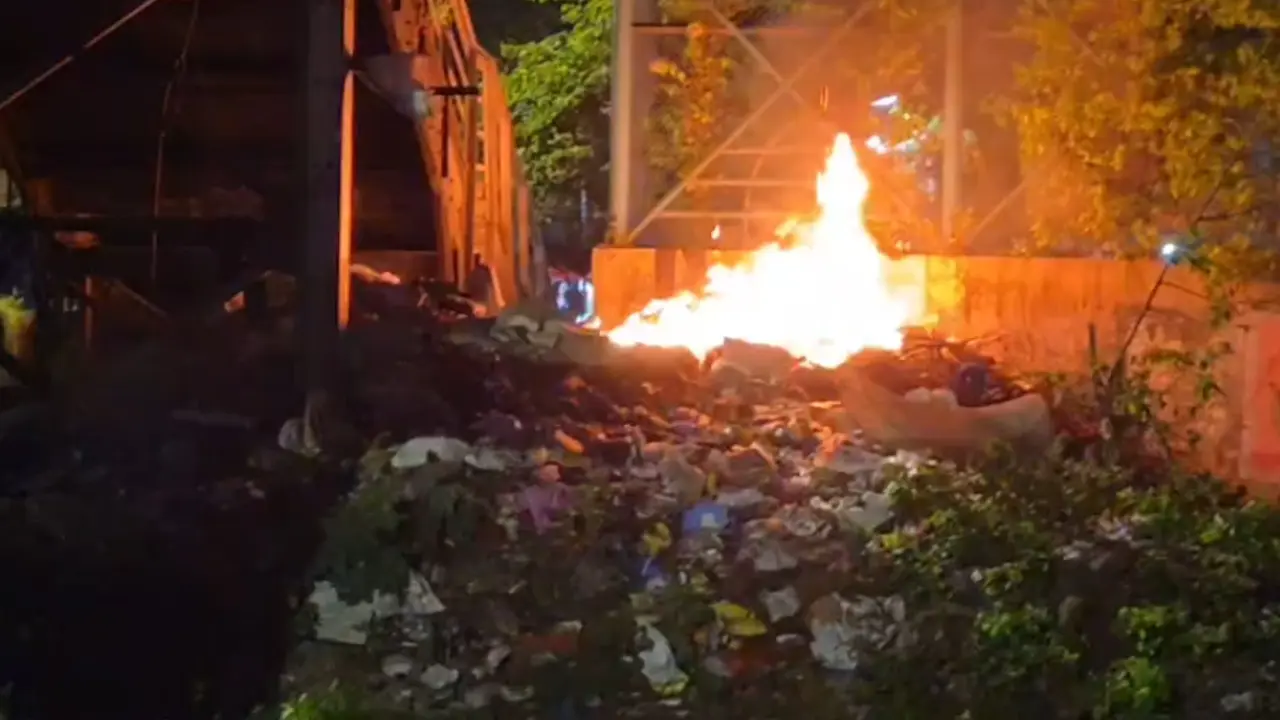 Fire Breaks out near GTB Nagar station, no injuries reported The incident caused concern because of the proximity of the flames to the railway tracks and other material kept alongside the tracks. Pic/videograb (Special Arrangement)