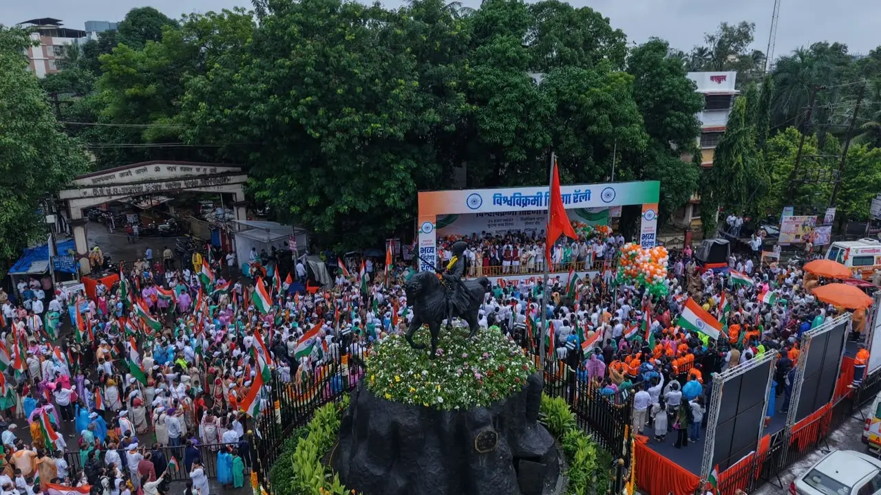 Independence Day: 35,000-square-foot Tricolour unfurled in Dombivli The organisers said more than 10,000 students and around 15,000 citizens participated in the rally. Pic/Special Arrangement