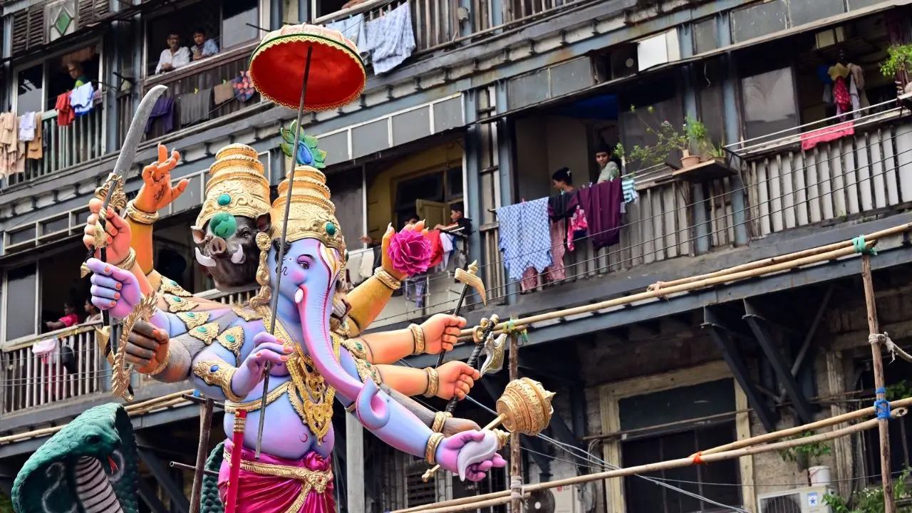 As towering Ganpati idols made their way to their respective pandals, devotees along the route gathered on roadsides and balconies of nearby buildings to catch a glimpse of their favourite deity. (PIC/SHADAB KHAN)