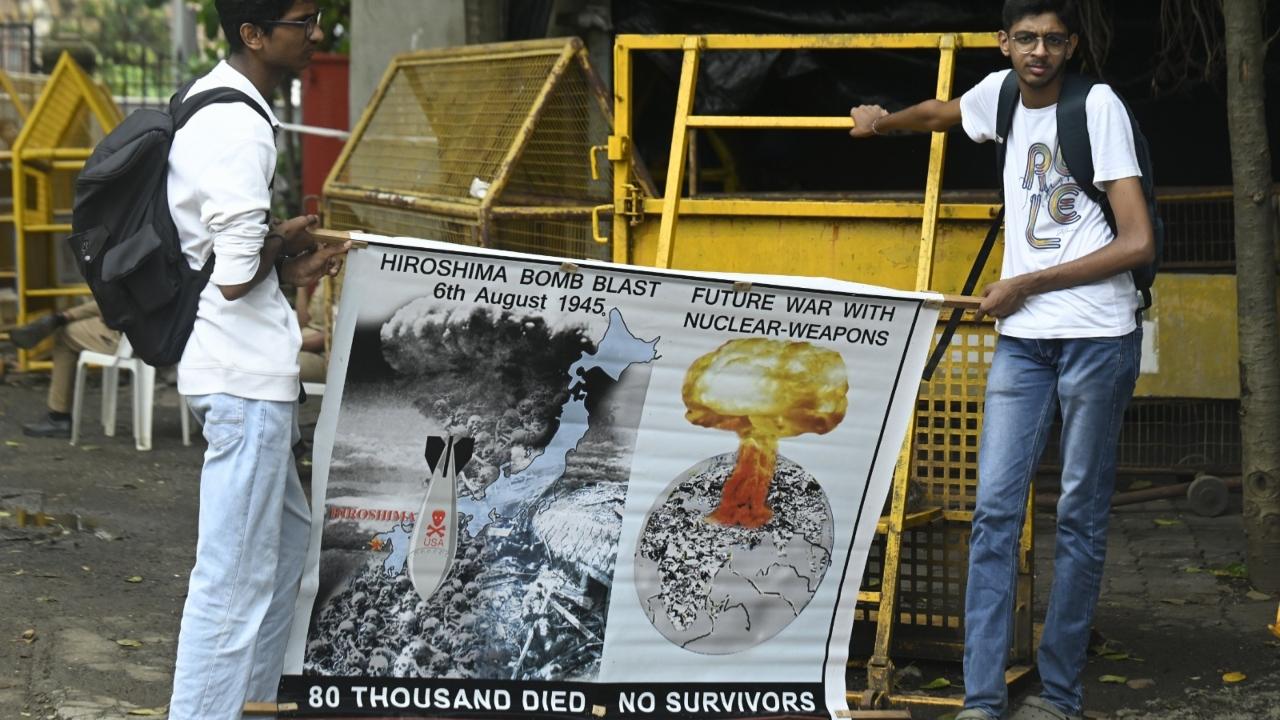 Students from educational institutions, NSS volunteers and members of various peace organisations joined the march, carrying placards and banners calling for peace, non-violence and a world free of nuclear weapons