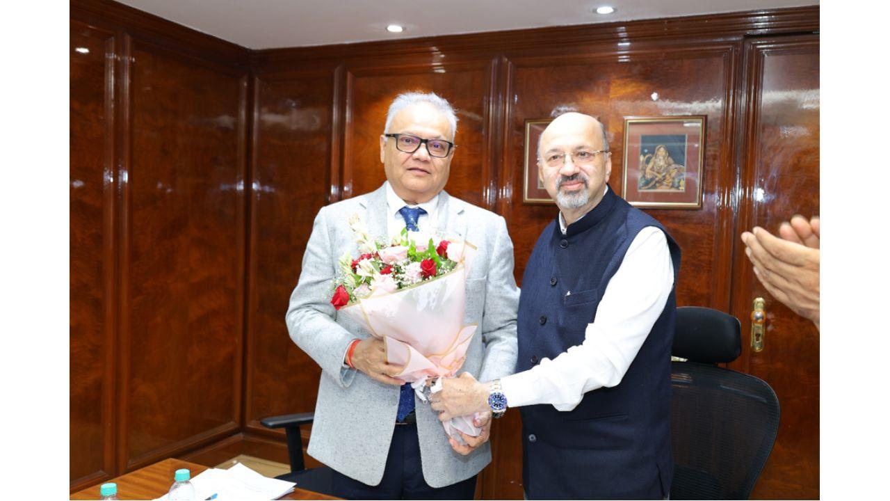 Dr. Raju Desai Elected President of Plastindia Foundation for the Term 2026–28 Mr. Dharmendra Gandhi Elected Vice President; Dr Sameer Joshi Appointed Hon. Treasurer Immediate Past President Mr. Ravish Kamath welcomes the incoming President, Dr. Raju Desai, by presenting him with a bouquet.