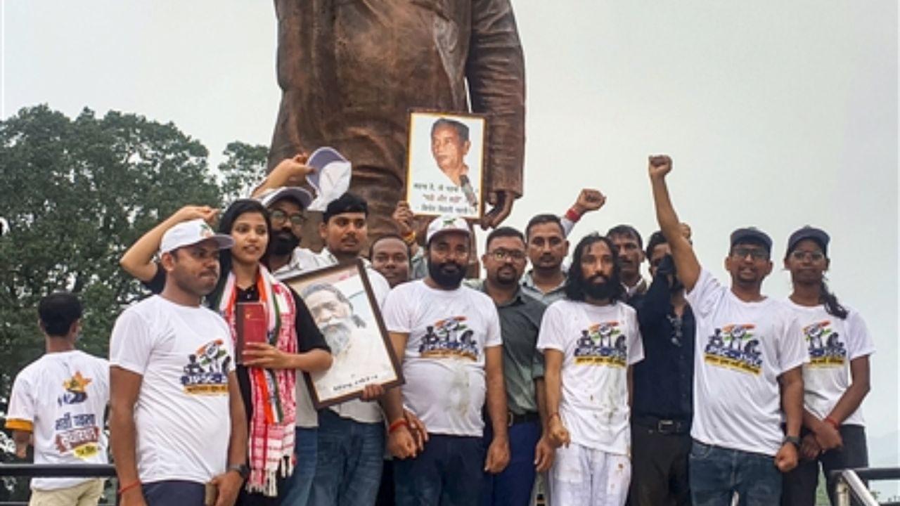 Jharkhand student leader Devendra Nath Mahato stands with students in front of a statue during the ‘Bharti Vyavastha Sudhar Yatra’ in Ramgarh district on Monday. Pic/PTI