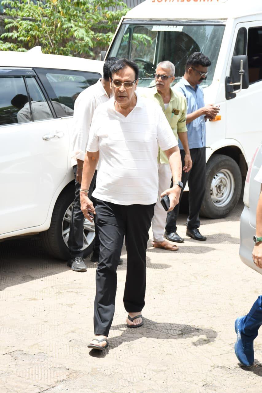 Deepak Parashar, the veteran actor arrives at the crematorium to pay respects to his old friend and filmmaker Kuku Kohli