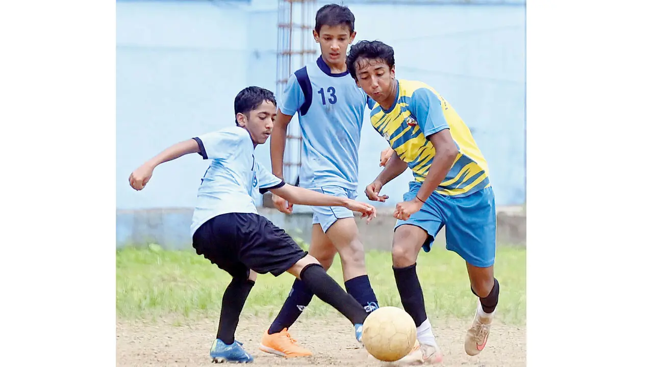 MSSA inter-school knockout tournament: Skipper Aryan’s hat-trick helps Jamnabai rout St Xavier’s 5-1 Jamnabai’s Aryan Gupta (right) evades a challenge from a St Xavier’s defender. Pic/Ashish Raje