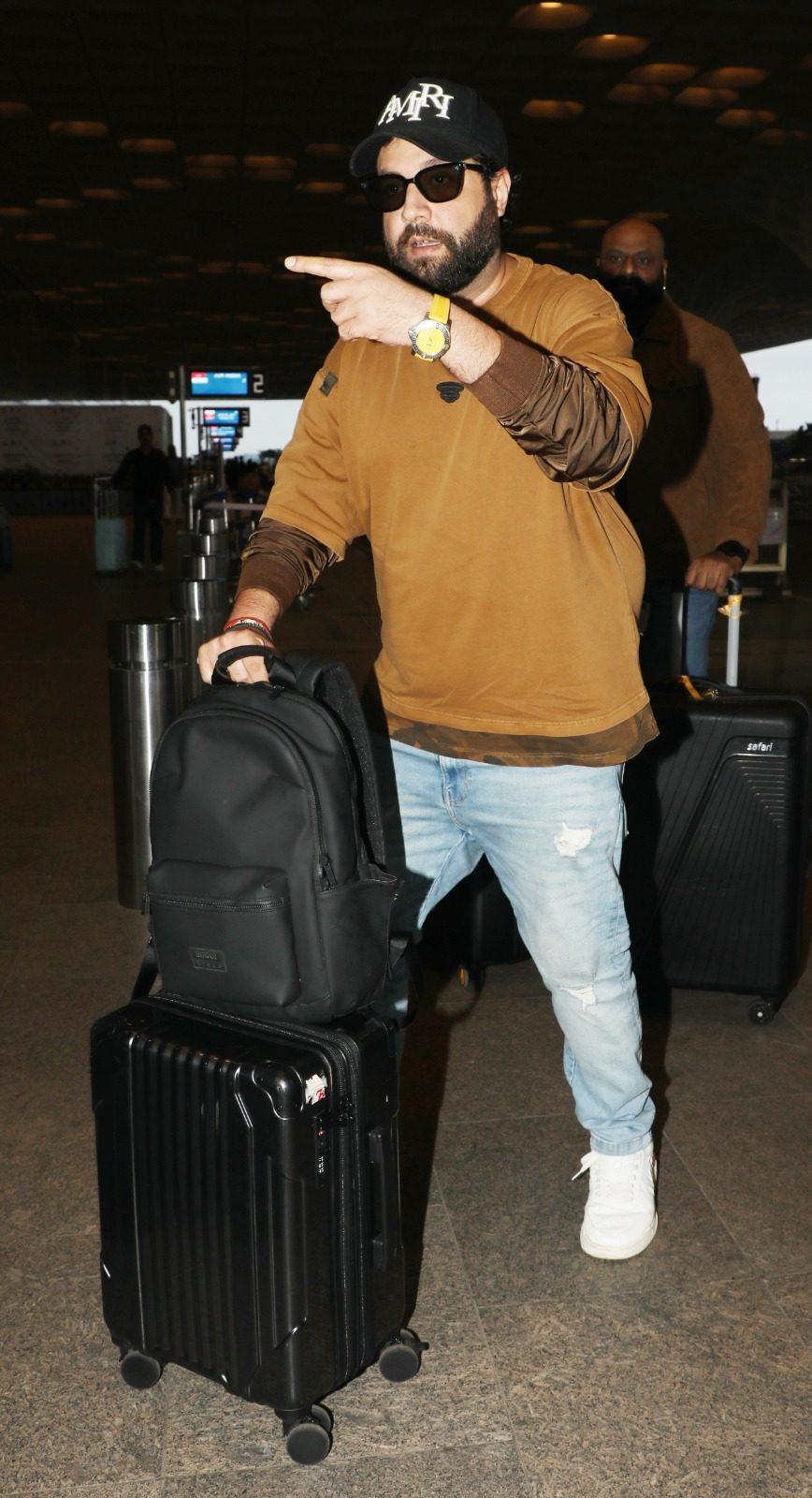 Fukrey actor Varun Sharma kept it casual yet stylish in a brown T-shirt, ripped jeans as he was spotted at Mumbai airport. Fukrey actor Varun Sharma kept it casual yet stylish in a brown T-shirt, ripped jeans as he was spotted at Mumbai airport.