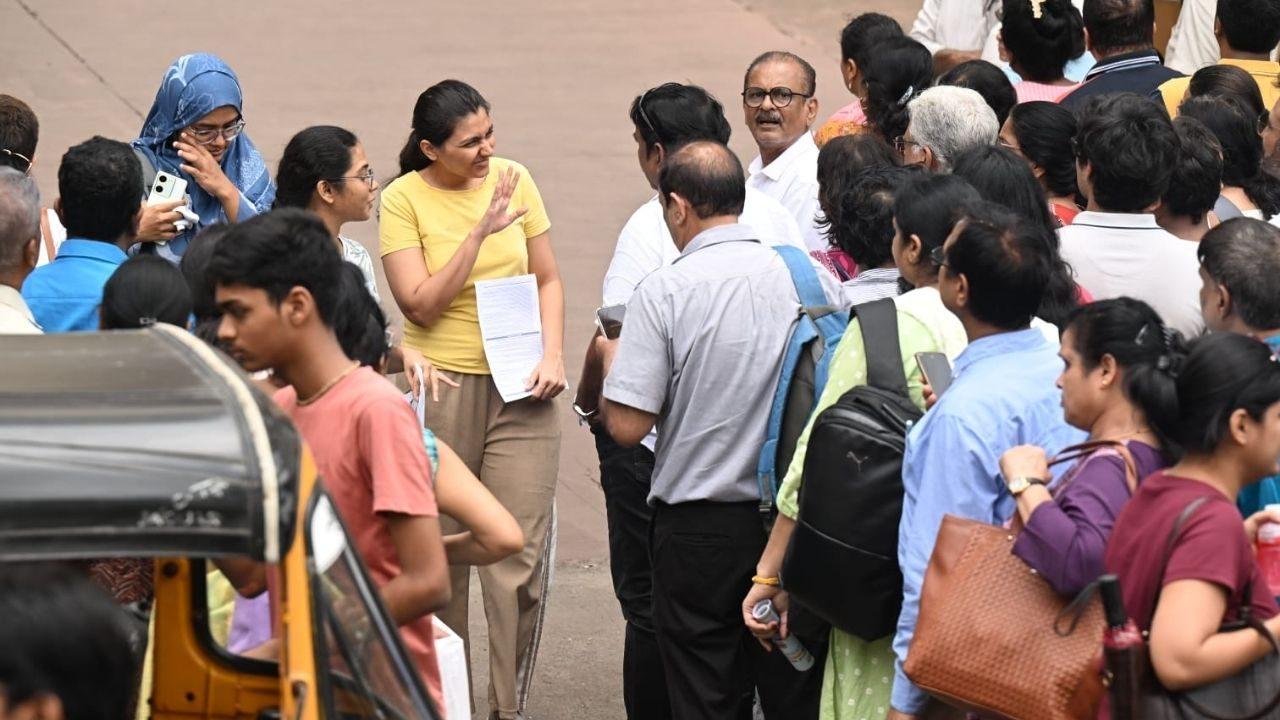 A total of 2,527 faculty members were appointed as independent appraisers to oversee the examination. In addition, more than 700 senior faculty members, including deans, directors, medical superintendents and senior professors, were deployed as flying squad members A total of 2,527 faculty members were appointed as independent appraisers to oversee the examination. In addition, more than 700 senior faculty members, including deans, directors, medical superintendents and senior professors, were deployed as flying squad members