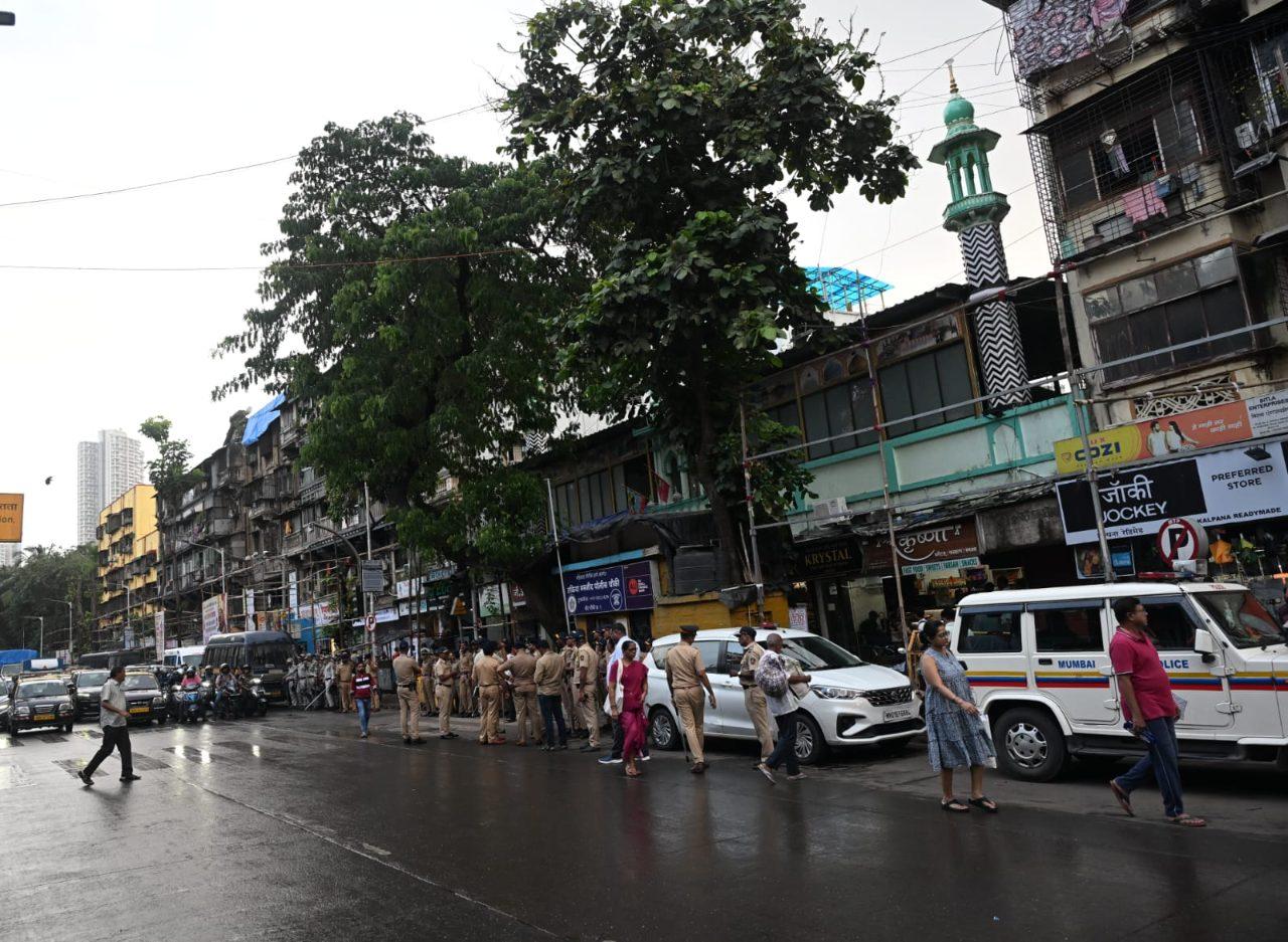 Senior Mumbai Police officers and additional personnel rushed to the spot following the incident Senior Mumbai Police officers and additional personnel rushed to the spot following the incident