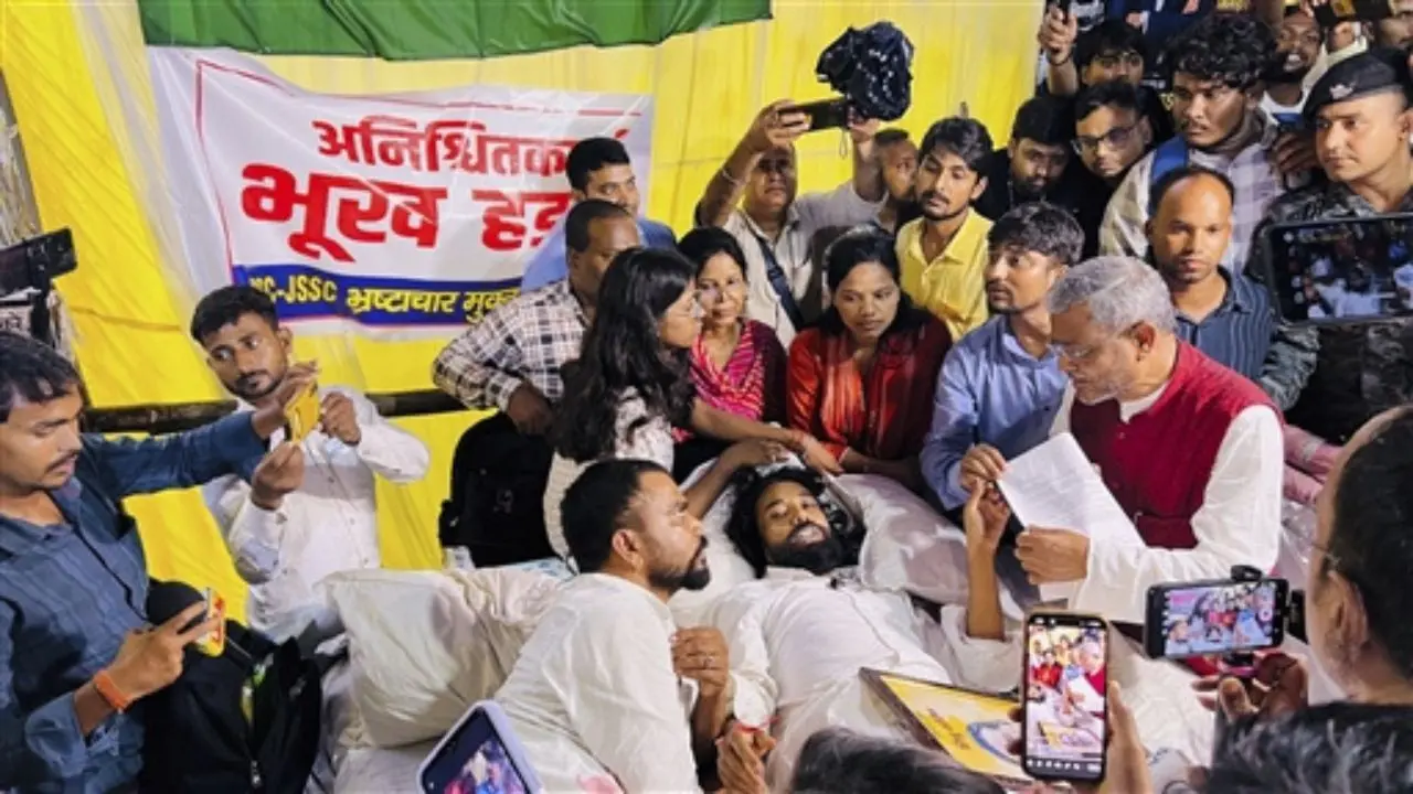 Jharkhand LoP and BJP leader Babulal Marandi interacts with student leader Devendra Nath Mahato and other protesters in Ranchi. Pic/PTI