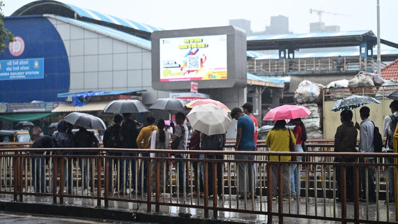 IN PHOTOS: Heavy rains lash Mumbai after brief lull The India Meteorological Department (IMD) has issued a yellow alert for Mumbai and neighbouring districts. Pics/Satej Shinde, Manjeet Thakur and Atul Kamble
