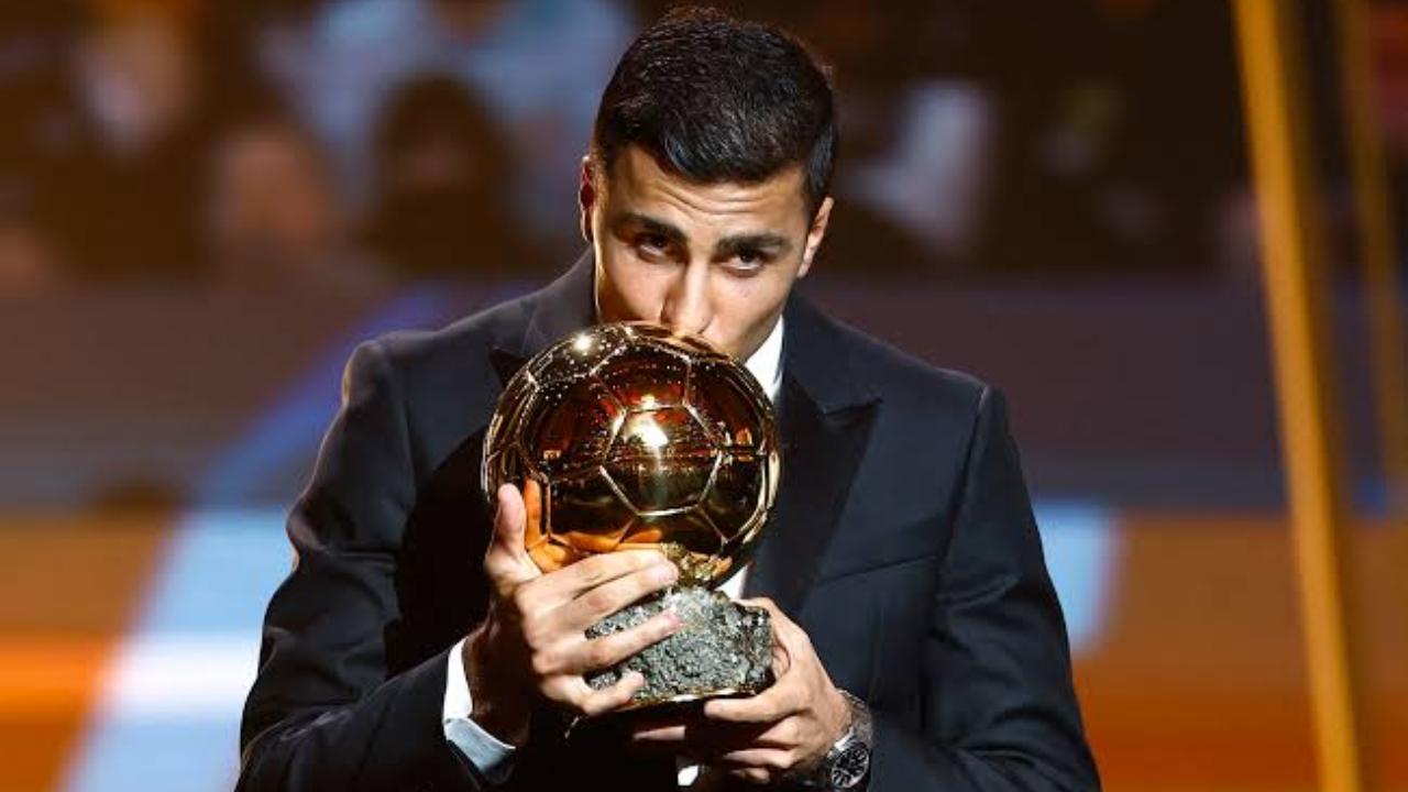 Rodri with Ballon D'or trophy (Pic: X/Ballon D'or)