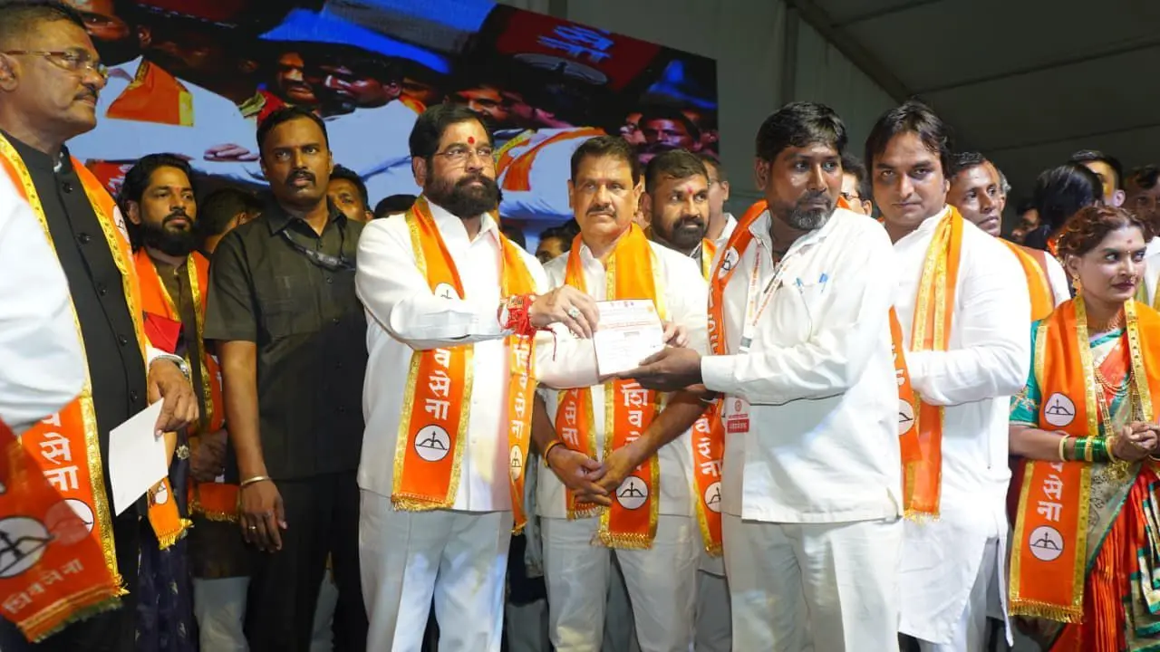 Marathi language drive: Eknath Shinde felicitates 20,000 rickshaw, taxi drivers According to Eknath Shinde, around 1.6 lakh drivers across Maharashtra learnt Marathi during the first phase of the initiative. Pic/ Eknath Shinde's Office