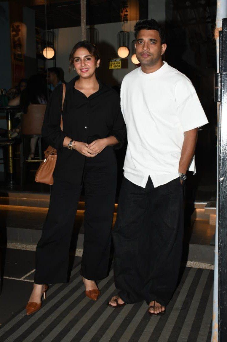 Amid Toxic’s release, Huma Qureshi was spotted with her boyfriend Rachit Singh. She opted for an all-black ensemble. Amid Toxic’s release, Huma Qureshi was spotted with her boyfriend Rachit Singh. She opted for an all-black ensemble.