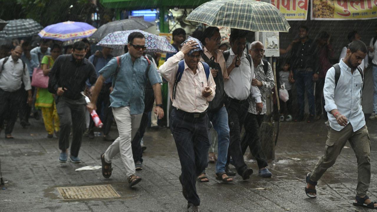 Commuters and pedestrians were seen navigating the showers at several locations, including the busy CSMT area in South Mumbai