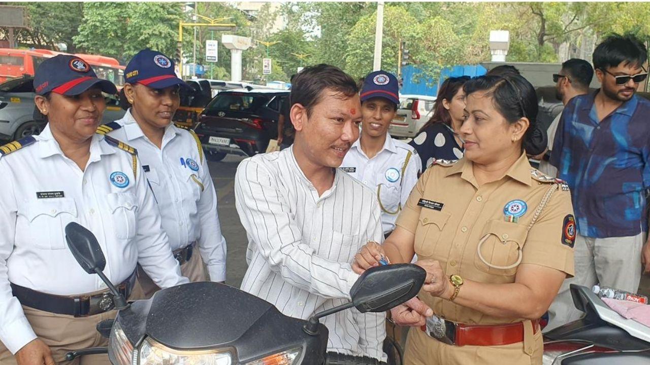 Rakhi, not fines: Thane Traffic Police give free helmets to traffic violators Thane Traffic Police tie rakhis on motorists (Pic/Special arrangement)