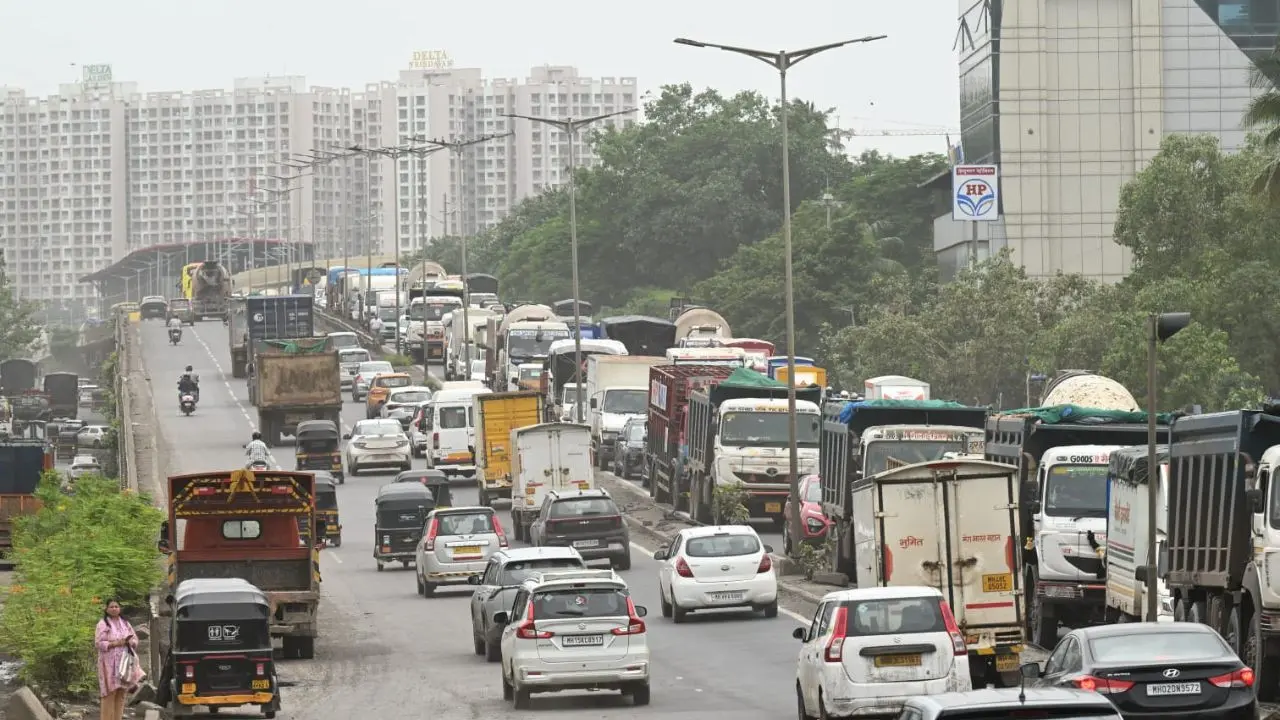 The congestion was triggered by repair work being carried out on Ghodbunder Road, a key arterial route connecting Mira-Bhayandar, Thane and the Western Express Highway. (PIC/ SATEJ SHINDE)