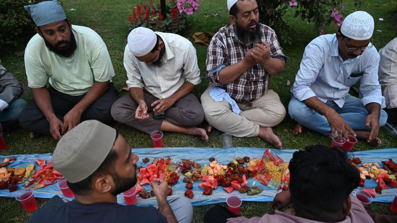 IN PHOTOS: First Ramadan iftar on Mumbai streets as devotees break fast