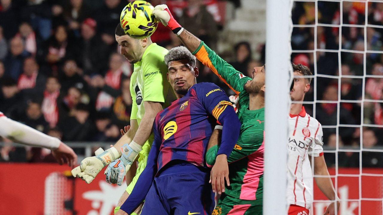 The first half was played at a frantic pace. Raphinha dragged an early effort wide for Barcelona, while Lamine Yamal shot straight at Paulo Gazzaniga after breaking through on goal