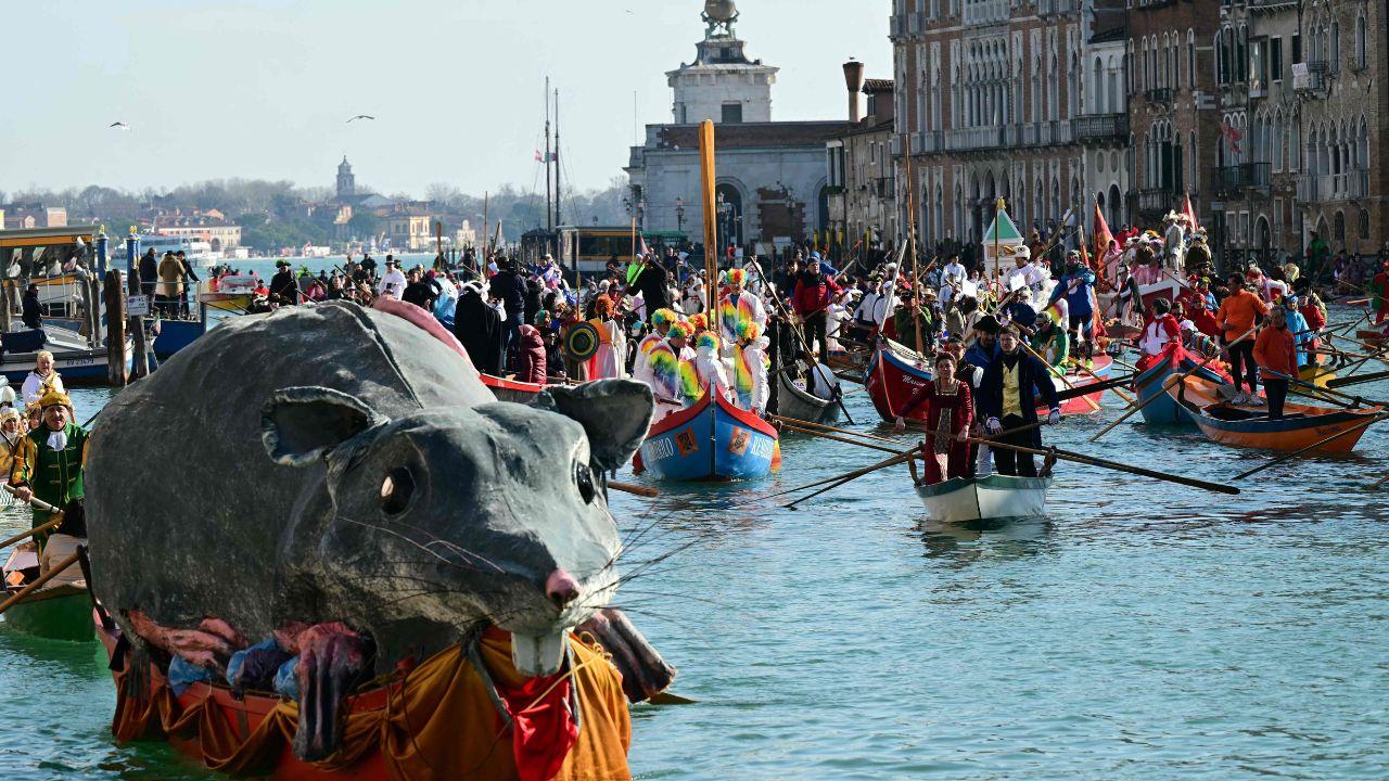 <p>The traditional Pantegana boat takes the spotlight beneath the Rialto Bridge, a symbolic moment heralding the full opening of the Venice Carnival</p>