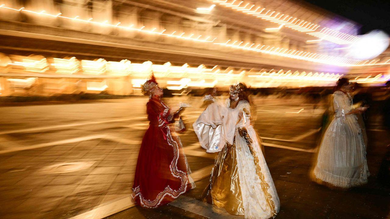 <p>The opening evening featured &ldquo;Bridgerton,&rdquo; the first major event of the Carnival, creating a festive atmosphere for the public seen dancing on the streets</p>