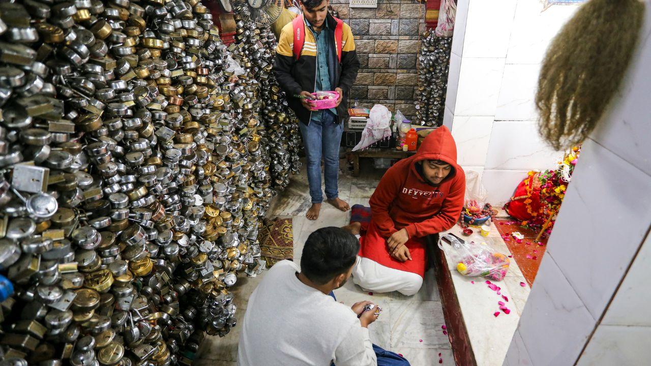 <p>People at the `Nageshwar Nath Mahadev` temple in Prayagraj</p> <p>People at the `Nageshwar Nath Mahadev` temple in Prayagraj</p>