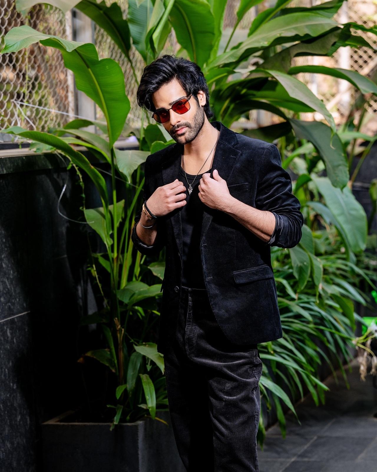 Aaman Devgan stuns in a black coat paired with a crisp shirt and black denims. The monochrome ensemble gives off a sleek, effortlessly cool vibe.