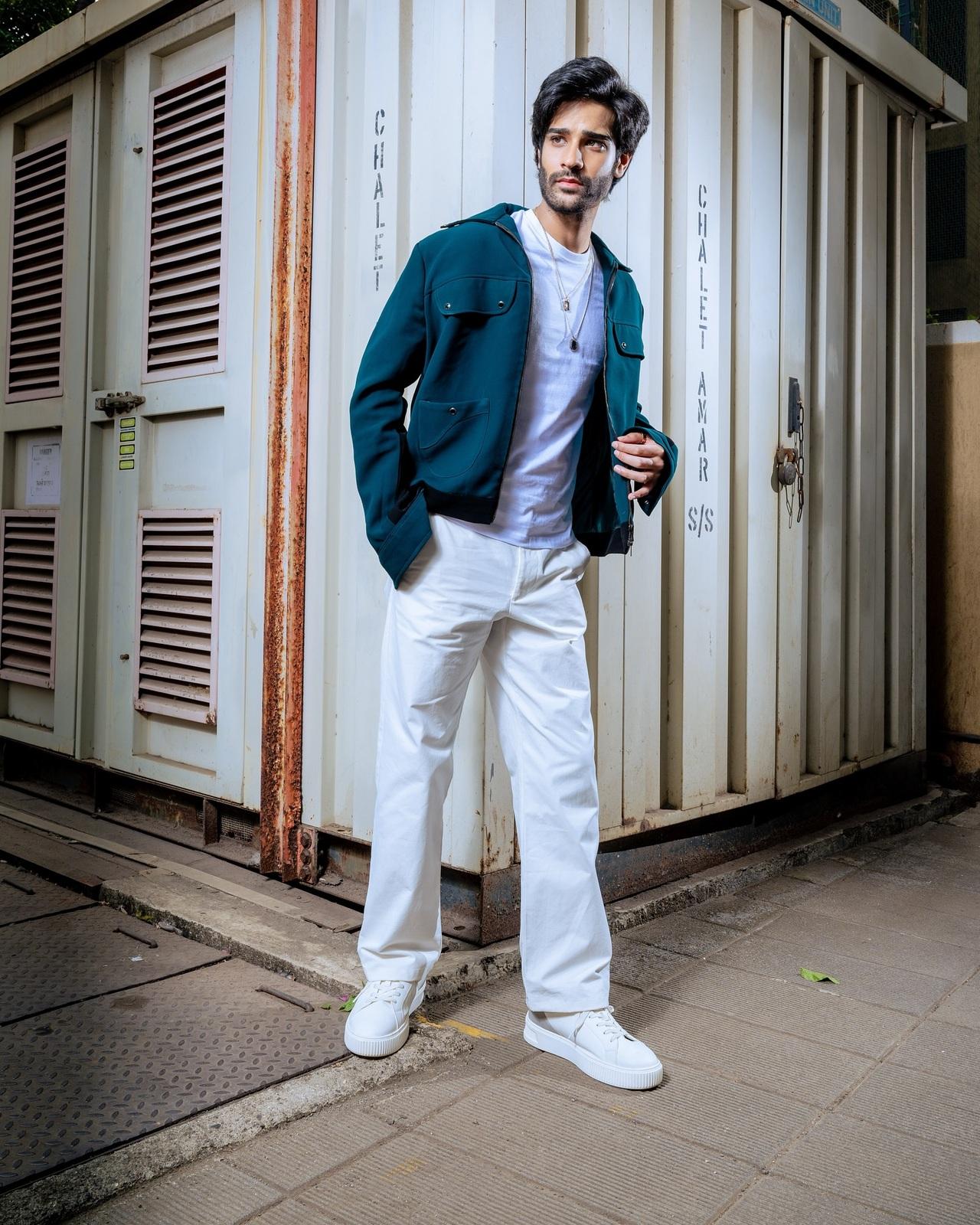Aaman Devgan stuns in an all-white base of T-shirt and pants, topped with a dark blue jacket. The striking contrast gives him a fresh, modern look that’s effortlessly stylish.