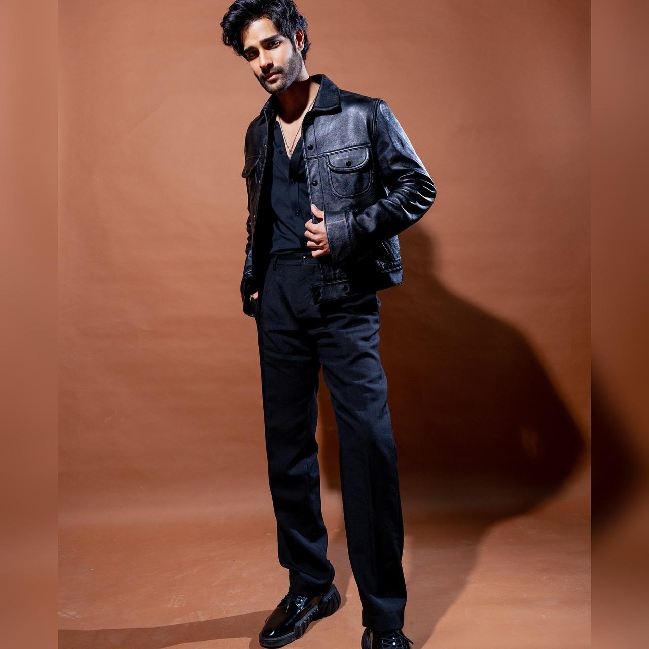  Leather jackets never go out of fashion and Aaman just proves it in this image. The black leather jacket look is killer.