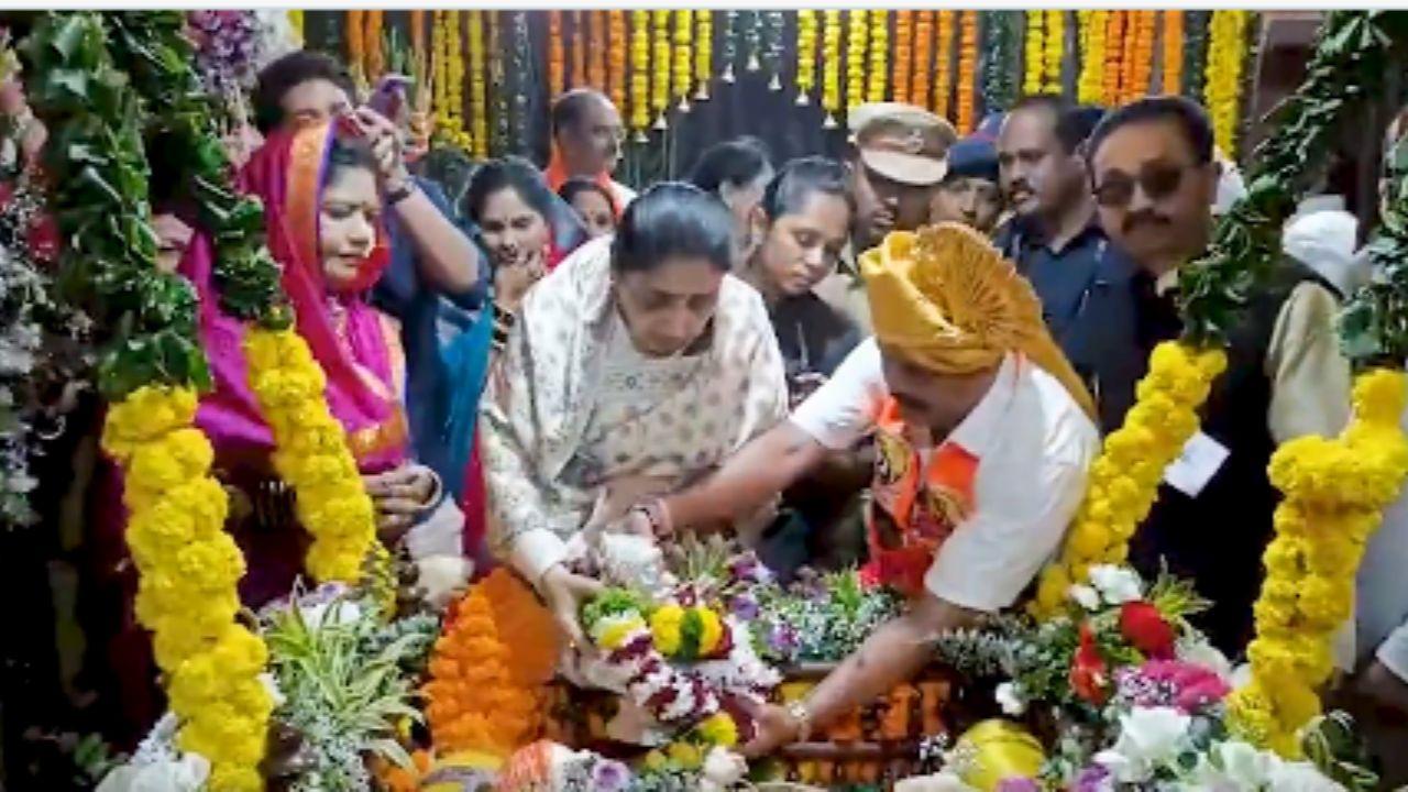 Deputy CM Sunetra Pawar takes part in the traditional aarti at Shivneri Fort