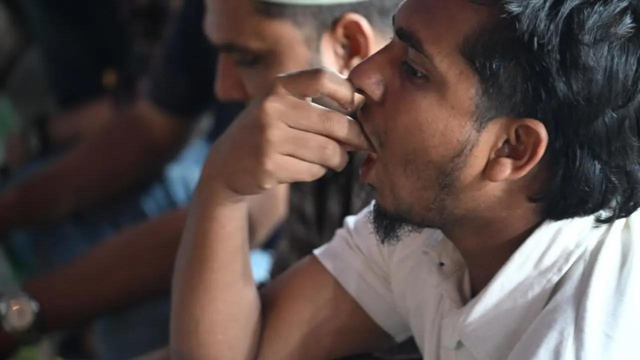 At sunset, the faithful break their first fast of the month with dates and water, following a long-standing tradition rooted in Islamic teachings