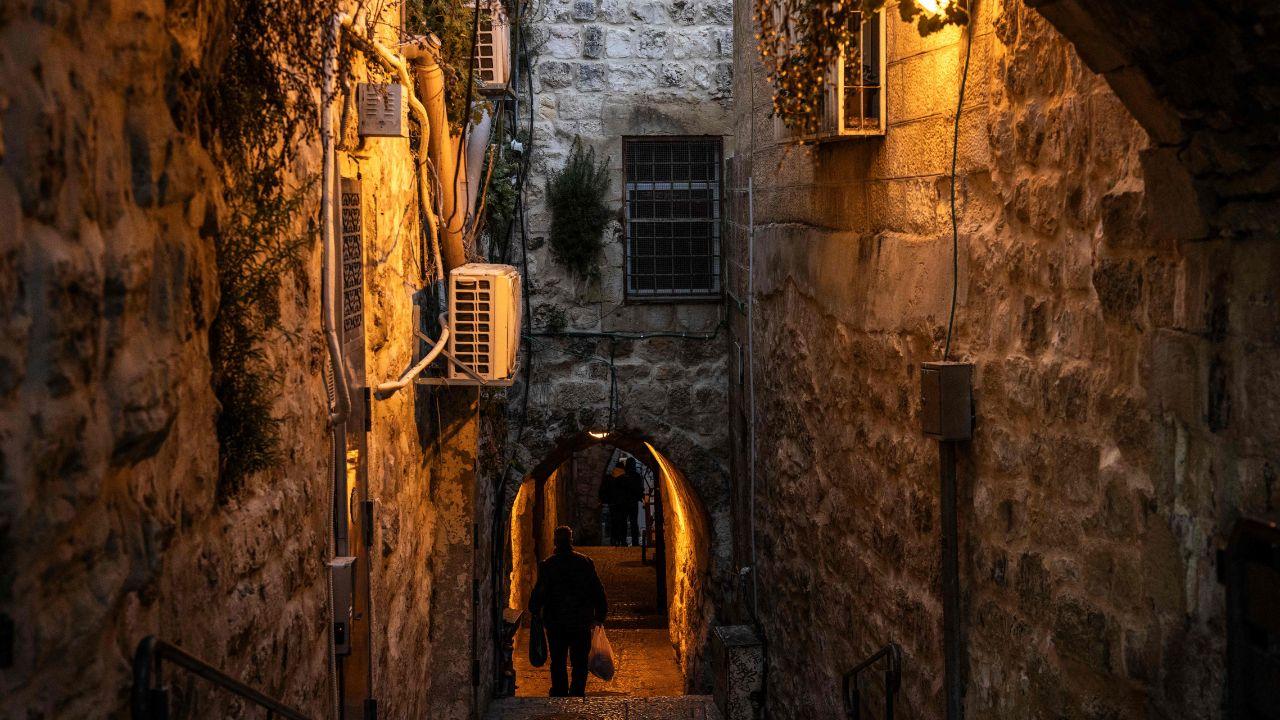 A man carries bread home in Jerusalem ahead of Iftar, highlighting the daily rituals of the holy month