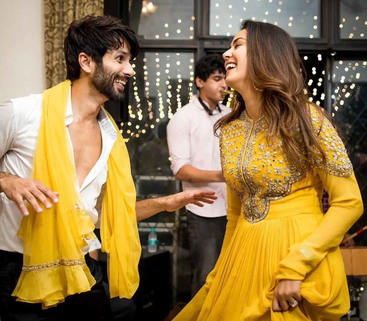 Shahid Kapoor married Mira Rajput in an intimate eremony in Delhi in 2015. It was an arranged marriage. The couple met at a friend's farmhouse for the first time and knew, it was a lifetime companionship.