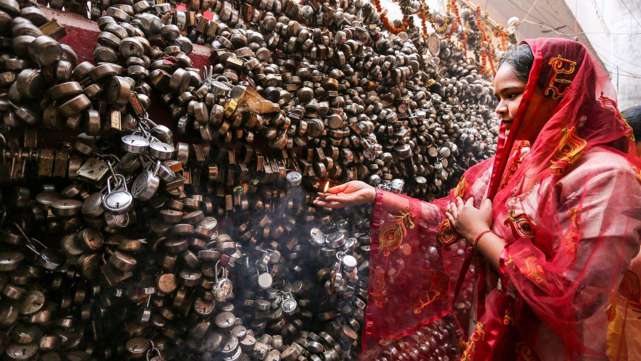 <p>A woman performing a ritual of locking a padlock to make a wish at the `Nageshwar Nath Mahadev` temple </p> <p>A woman performing a ritual of locking a padlock to make a wish at the `Nageshwar Nath Mahadev` temple </p>
