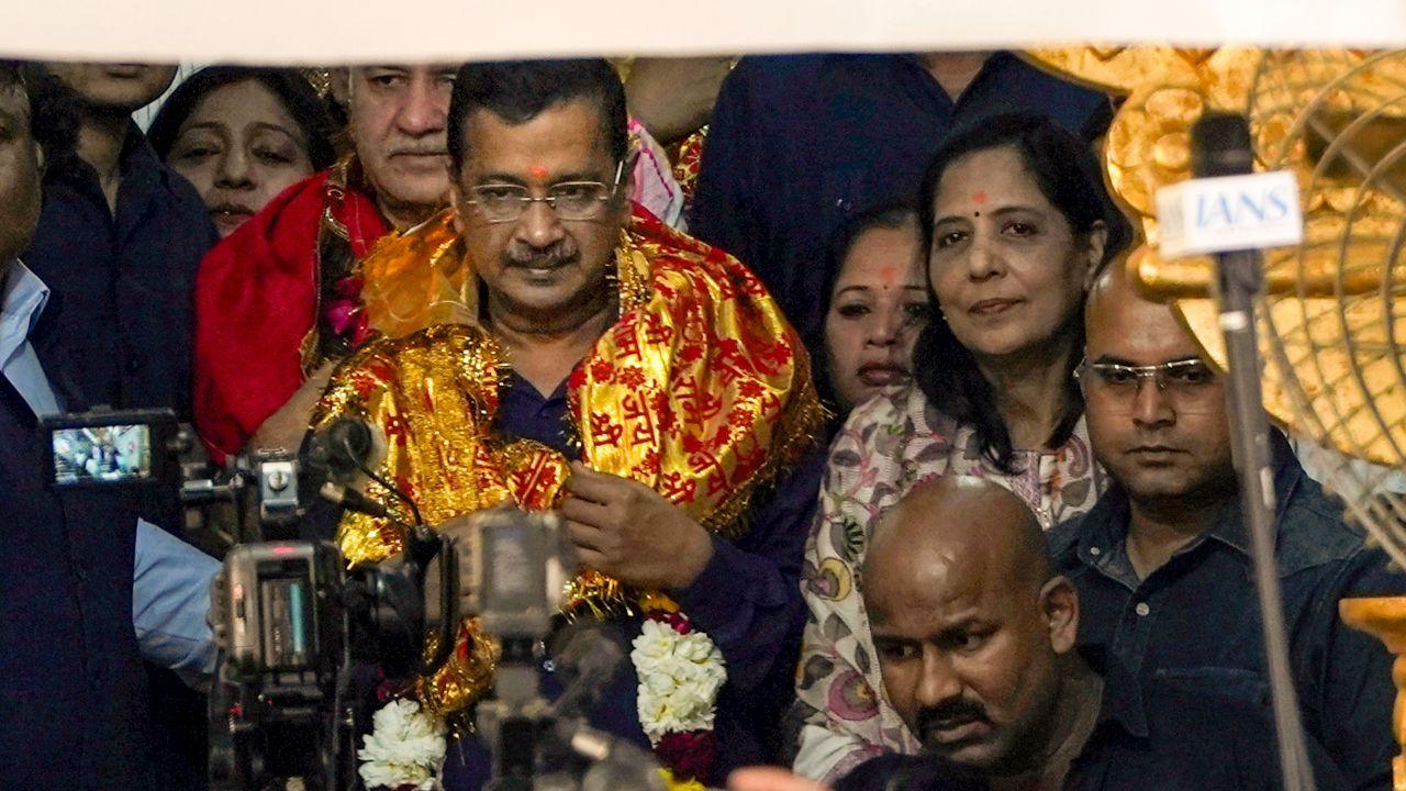 <p>A day after the court discharge, Arvind Kejriwal seeks blessings at the Hanuman Temple in New Delhi with wife Sunita by his side&nbsp;</p>