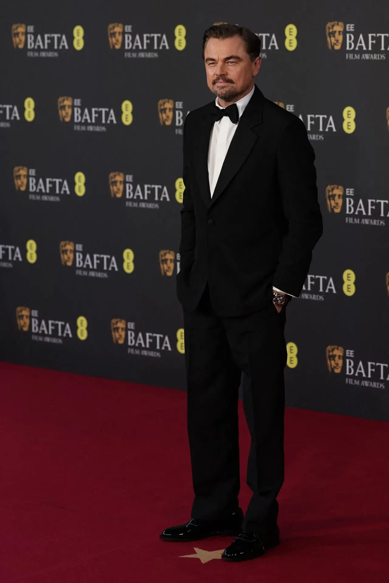 Leonardo DiCaprio, who was nominated under the category of Best Actor for his performance in the thriller film 'One Battle After Another', arrived at the red carpet in a black suit complemented by a white shirt. The actor's look at the event showcased his class, which he has earned over his career of two decades.