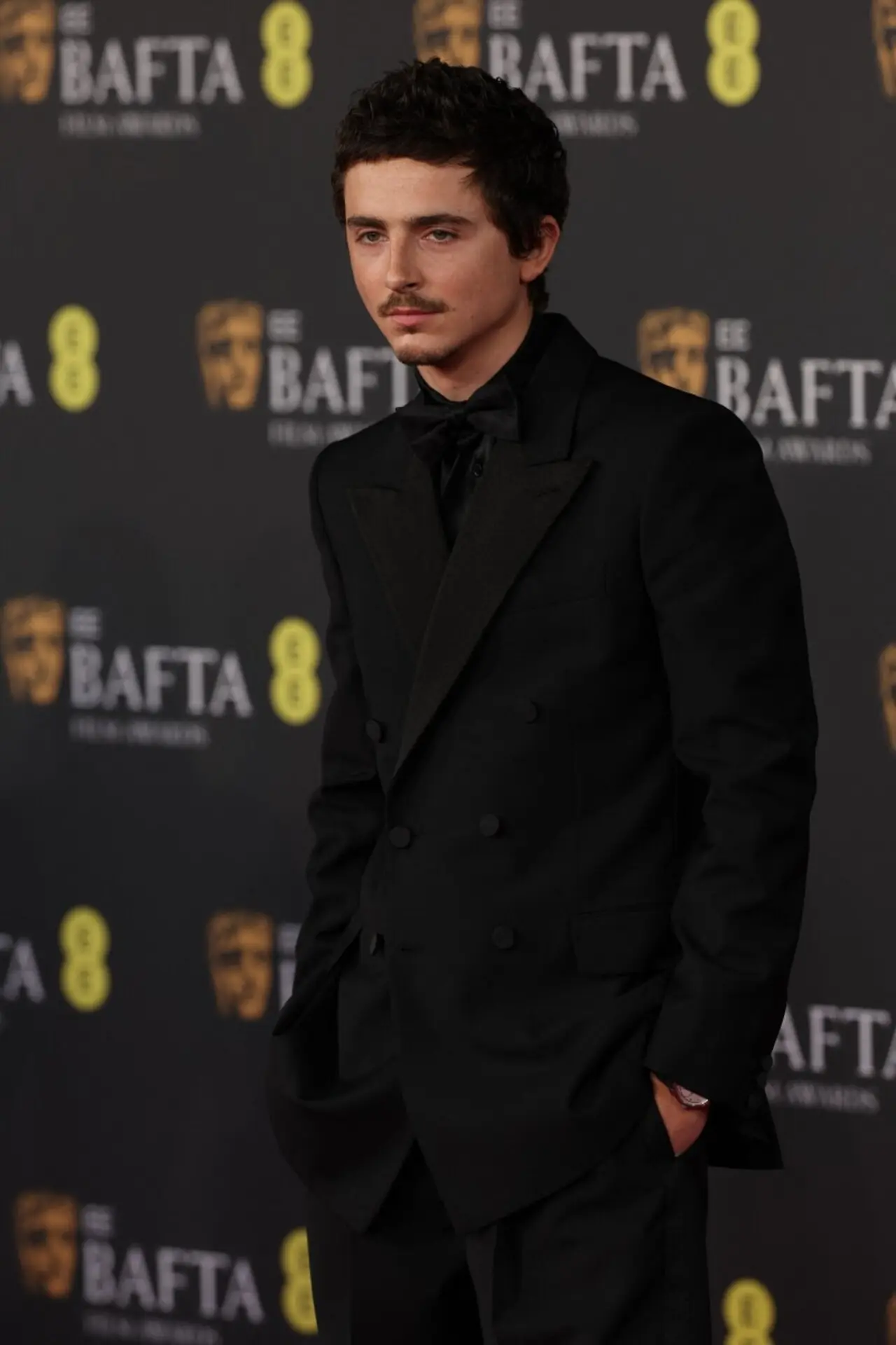 Timothee Chalamet, the emerging star of the entertainment industry, chose to wear an all-black suit for the event. The actor has been nominated in the category of Best Actor for his performance in the biopic Marty Supreme.
