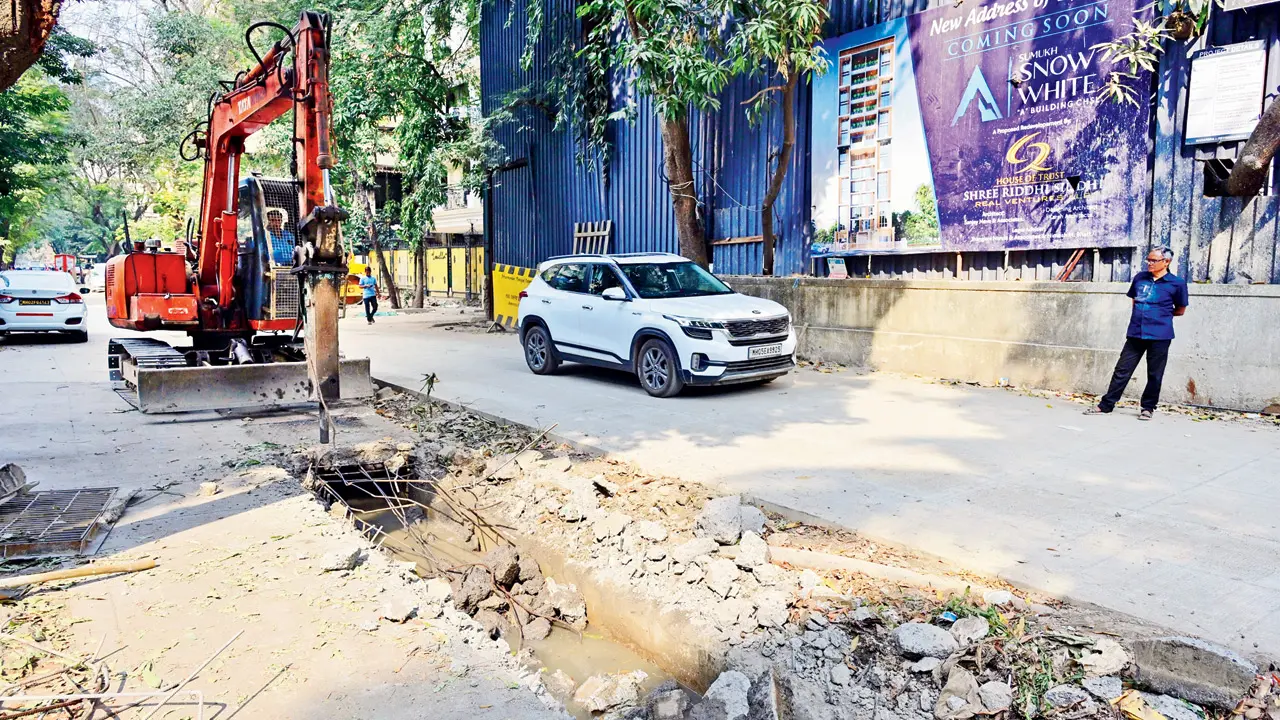Mumbai: Bandra West locals struggle as Road No. 14 drains dug up again
