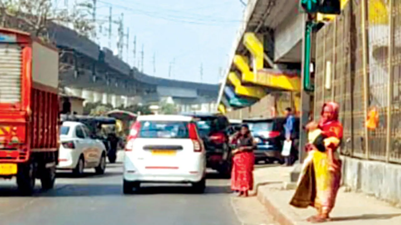 Motorists raise safety concerns over women beggars on Mankhurd traffic stretch