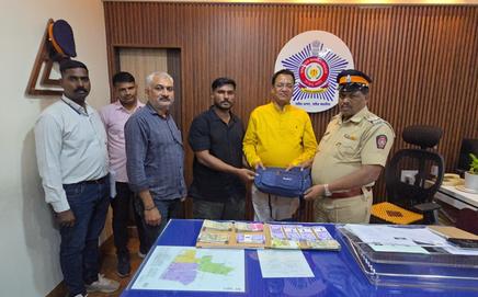 Borivali Police handed over the cash-filled bag to the complainant on the same day. PIC/BY SPECIAL ARRANGEMENT