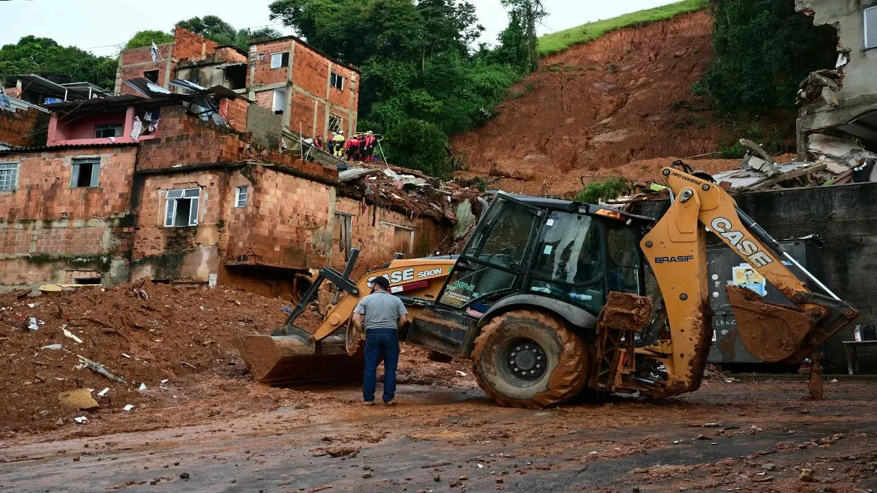 In the Tres Moinhos neighborhood, three houses were buried by landslides in the early morning hours of Thursday after their residents were evacuated