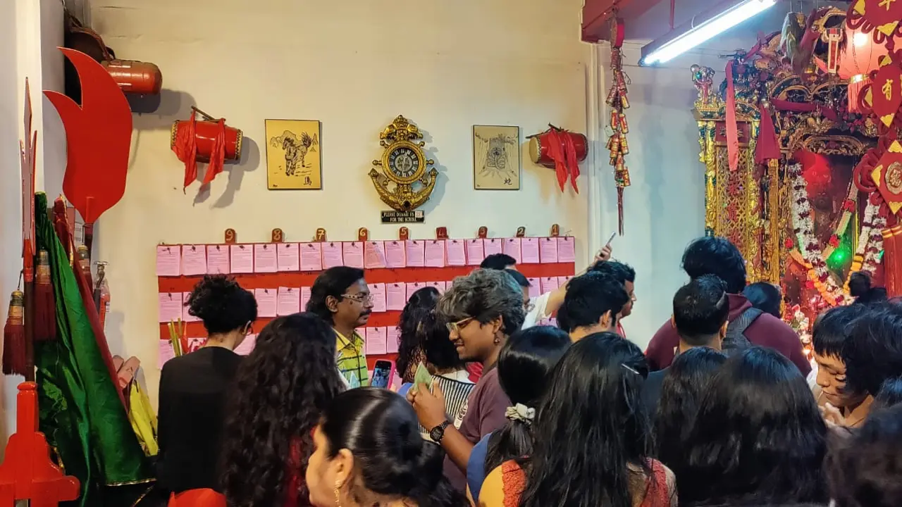 Known to be the only Chinese temple in Mumbai, every year Mumbai's Chinese assemble there to pray to their ancestors and keep offerings in the form of foods like fruits, chocolates and more