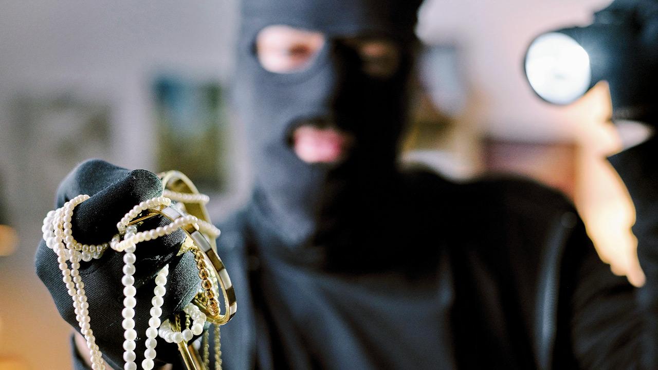 Mumbai: Newly hired artisan absconds after stealing gold worth Rs 20.5 lakh