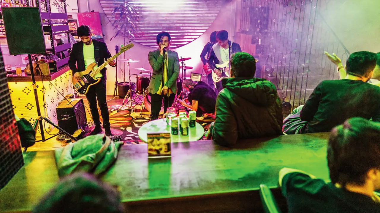 Maharashtra govt warns dance bars of permanent closure for rule violations