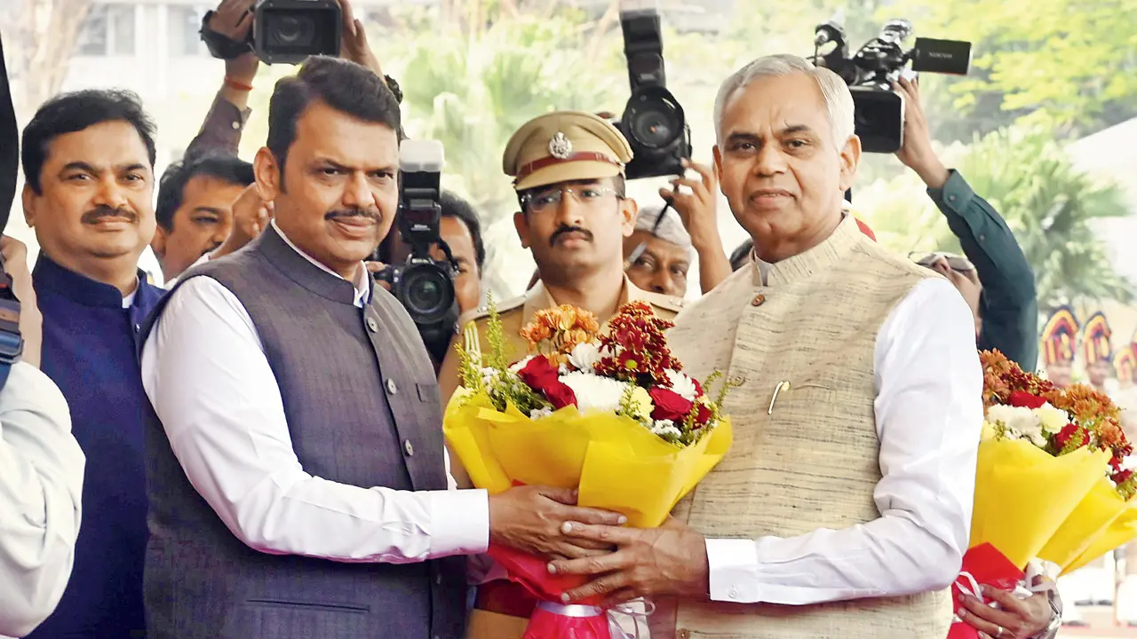Chief Minister Devendra Fadnavis welcomes Governor Acharya Devvrat. Pic/Sayyed Sameer Abedi