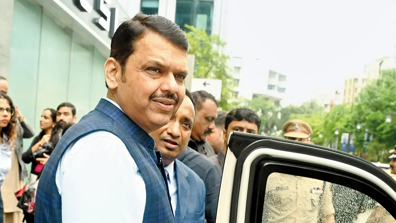 Mumbai: CM Fadnavis chairs meeting to review budget preparations