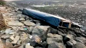 Carter Road residents protest 35 LED hoardings; residents flag dumping