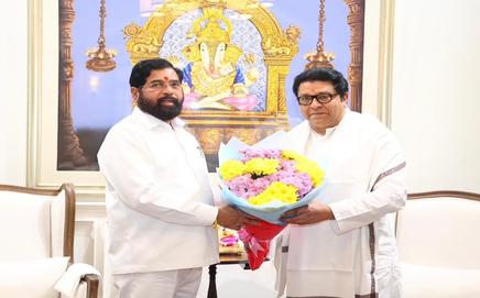 Deputy CM Eknath welcomes MNS chief Raj Thackeray with a shawl and bouquet at his house. PIC/EKNATH SHINDE'S OFFICE